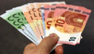 Waaier eurobiljetten van verschillende coupures in een hand