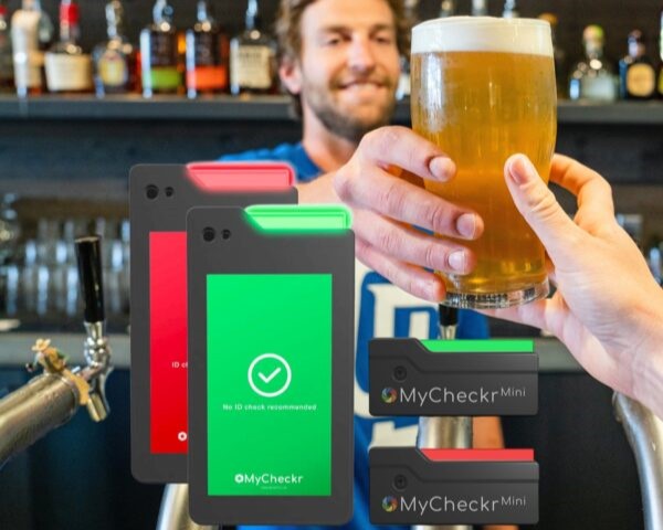 MyCheckr apparaat gebruikt voor veilige betalingscontrole in een horecagelegenheid